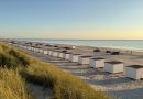 Badehuse i klitterne ved Løkken Strand ved Vesterhavet i aftenlys