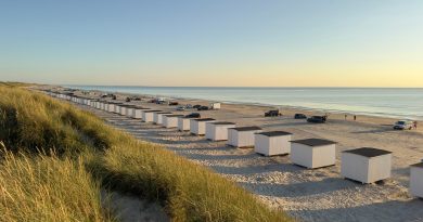 Badehuse i klitterne ved Løkken Strand ved Vesterhavet i aftenlys