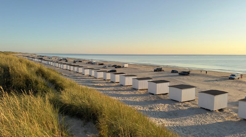 Badehuse i klitterne ved Løkken Strand ved Vesterhavet i aftenlys