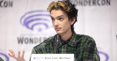 Kodi Smit-McPhee, der spiller Keda i Alpha, taler ved WonderCon i Anaheim i 2019