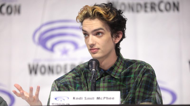 Kodi Smit-McPhee, der spiller Keda i Alpha, taler ved WonderCon i Anaheim i 2019