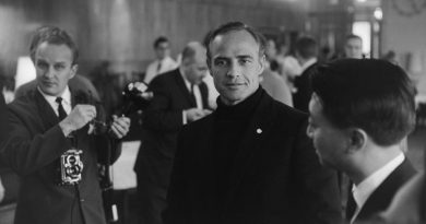 Marlon Brando under sit besøg i Finland i 1967, her i lobbyen på Hotelli Vaakuna