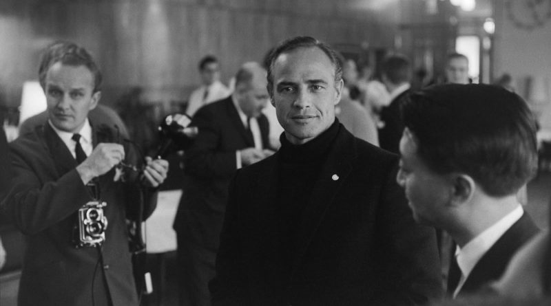 Marlon Brando under sit besøg i Finland i 1967, her i lobbyen på Hotelli Vaakuna