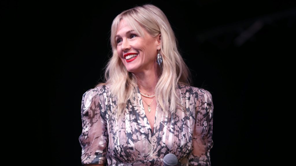 Jennie Garth taler med publikum ved Arizona Ultimate Women's Expo 2023 i Phoenix Convention Center