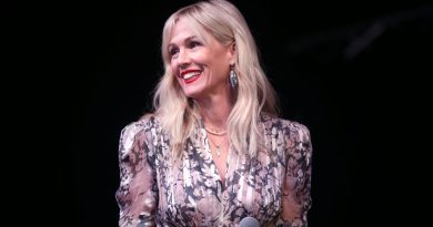 Jennie Garth taler med publikum ved Arizona Ultimate Women's Expo 2023 i Phoenix Convention Center