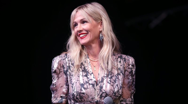 Jennie Garth taler med publikum ved Arizona Ultimate Women's Expo 2023 i Phoenix Convention Center