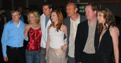Medvirkende fra Buffy the Vampire Slayer ved seriens afslutningsfest i 2003: Tom Lenk, Emma Caulfield, Alexis Denisof, Alyson Hannigan, Anthony Stewart Head, Joss Whedon og Michelle Trachtenberg