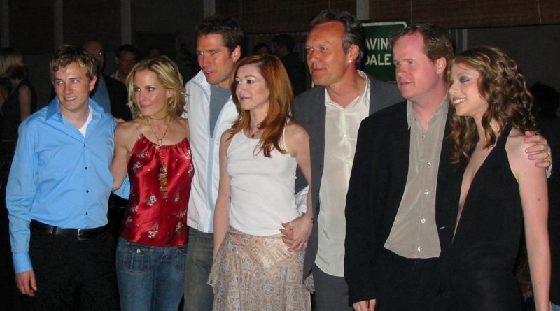 Medvirkende fra Buffy the Vampire Slayer ved seriens afslutningsfest i 2003: Tom Lenk, Emma Caulfield, Alexis Denisof, Alyson Hannigan, Anthony Stewart Head, Joss Whedon og Michelle Trachtenberg