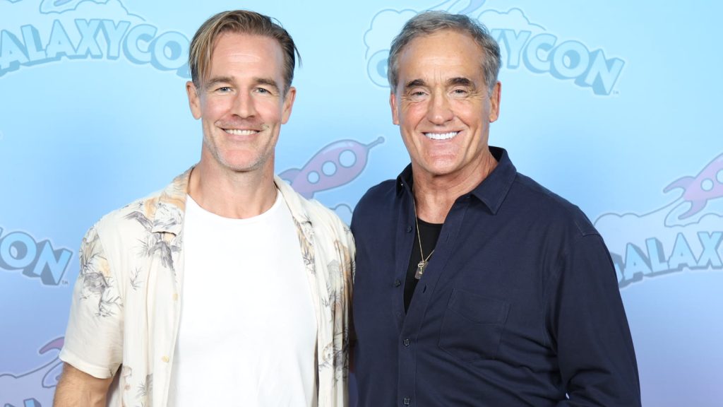 James Van Der Beek og John Wesley Shipp, der spillede sammen i Dawson's Creek, ved GalaxyCon Austin 2023