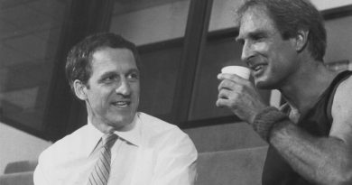 Daniel J. Travanti som kaptajn Furillo og Jon Cypher som Chief Daniels i et NBC-pressefoto fra Hill Street Blues