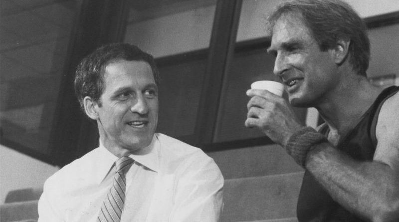 Daniel J. Travanti som kaptajn Furillo og Jon Cypher som Chief Daniels i et NBC-pressefoto fra Hill Street Blues