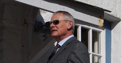 Martin Clunes i en pause under optagelserne til sæson 9 af Doc Martin i Port Isaac i 2019