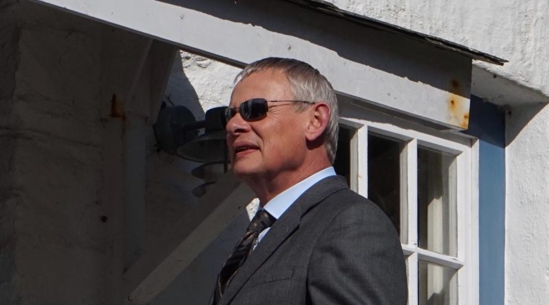 Martin Clunes i en pause under optagelserne til sæson 9 af Doc Martin i Port Isaac i 2019