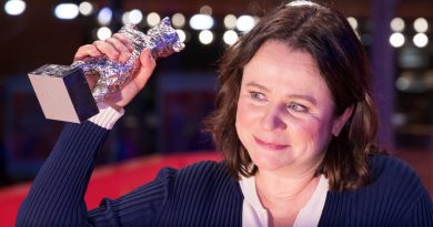 Emily Watson med Sølvbjørnen for bedste birolle i Small Things Like These, Berlinale 2024