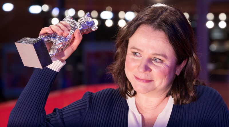 Emily Watson med Sølvbjørnen for bedste birolle i Small Things Like These, Berlinale 2024