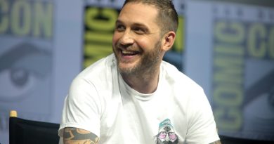 Tom Hardy, der spiller Farrier i Dunkirk, taler ved San Diego Comic-Con i 2018