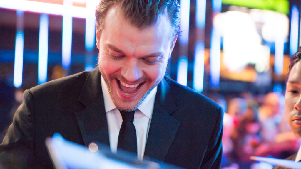 Pilou Asbæk, der spiller Jakob Buch-Jepsen i Efterforskningen, på den røde løber ved verdenspremieren på Ghost in the Shell i Tokyo