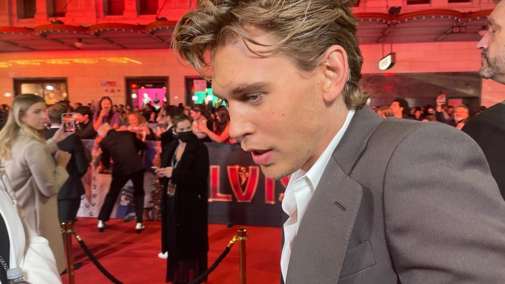 Austin Butler på den røde løber ved premieren på Elvis i Sydney i 2022