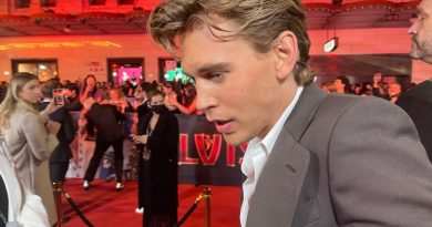 Austin Butler på den røde løber ved premieren på Elvis i Sydney i 2022