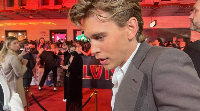Austin Butler på den røde løber ved premieren på Elvis i Sydney i 2022