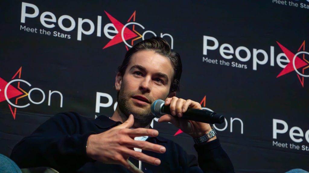 Chace Crawford taler ved et panel under Gossip Girl-fanmødet XOXO Fan Meet i Paris 2024