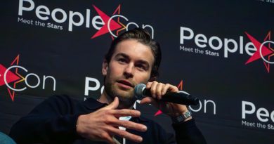 Chace Crawford taler ved et panel under Gossip Girl-fanmødet XOXO Fan Meet i Paris 2024