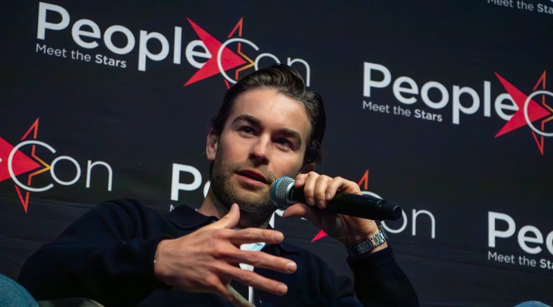 Chace Crawford taler ved et panel under Gossip Girl-fanmødet XOXO Fan Meet i Paris 2024