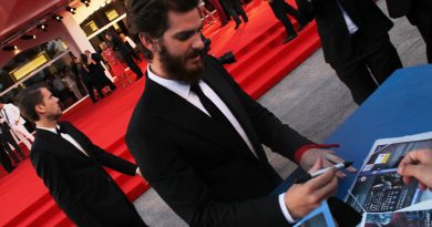 Andrew Garfield, der spiller Desmond T. Doss, skriver autografer på den røde løber til 99 Homes på filmfestivalen i Venedig