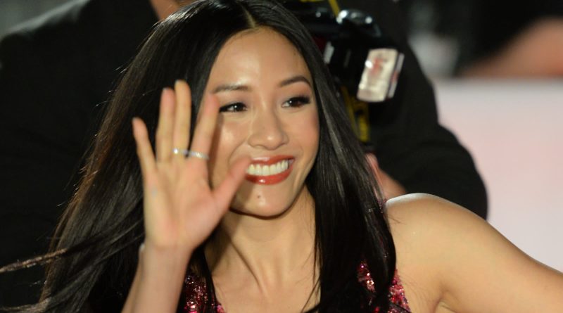 Constance Wu, der spiller Destiny i Hustlers, vinker ved filmens premiere under Toronto International Film Festival i 2019