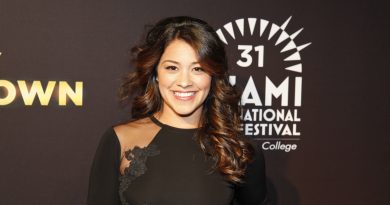 Gina Rodriguez, der spiller Jane Villanueva, på den røde løber ved Filly Brown-premieren i Miami i 2013