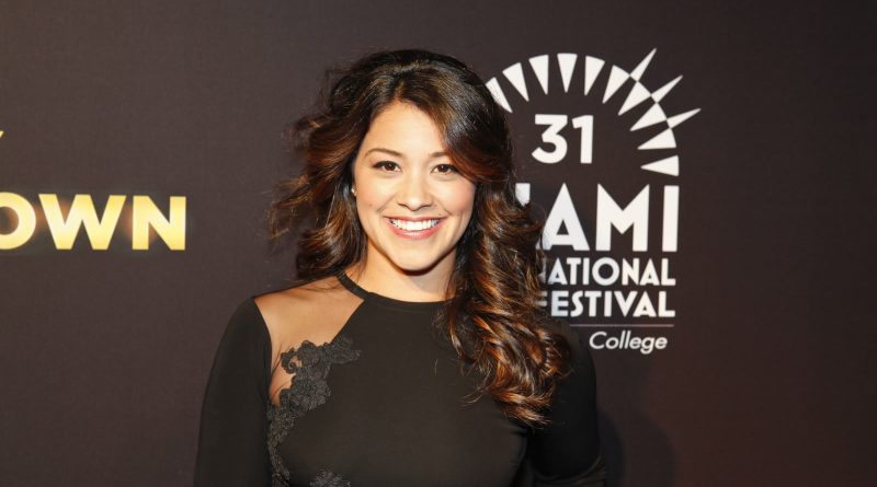 Gina Rodriguez, der spiller Jane Villanueva, på den røde løber ved Filly Brown-premieren i Miami i 2013