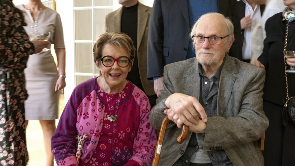 Ghita Nørby og filmskaberen Jan Troell ved en kulturaften i Sveriges ambassadørbolig i København i april 2023