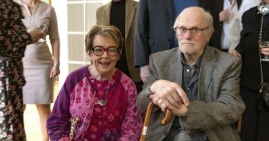 Ghita Nørby og filmskaberen Jan Troell ved en kulturaften i Sveriges ambassadørbolig i København i april 2023