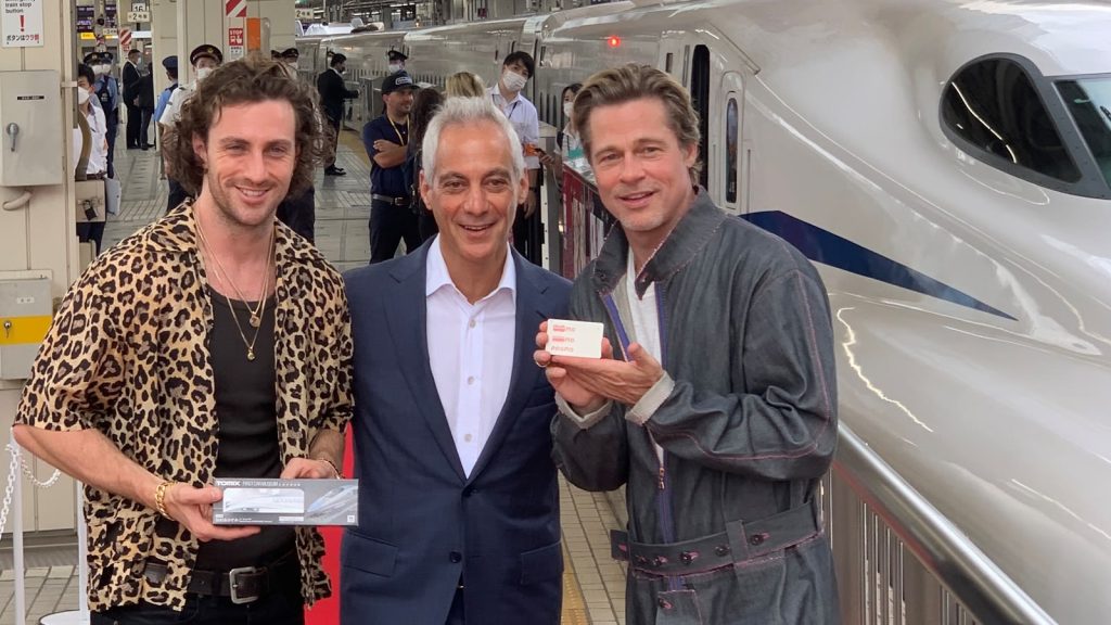 Aaron Taylor-Johnson, USA's ambassadør i Japan Rahm Emanuel og Brad Pitt ved et Bullet Train-arrangement på Tokyo Station i 2022