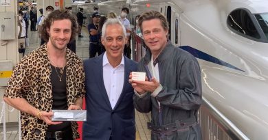 Aaron Taylor-Johnson, USA's ambassadør i Japan Rahm Emanuel og Brad Pitt ved et Bullet Train-arrangement på Tokyo Station i 2022