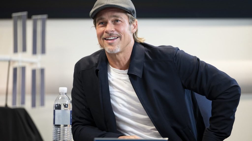 Brad Pitt, der spiller Joe Black, i NASA's Space Operations Center i Washington i 2019