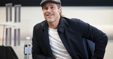 Brad Pitt, der spiller Joe Black, i NASA's Space Operations Center i Washington i 2019