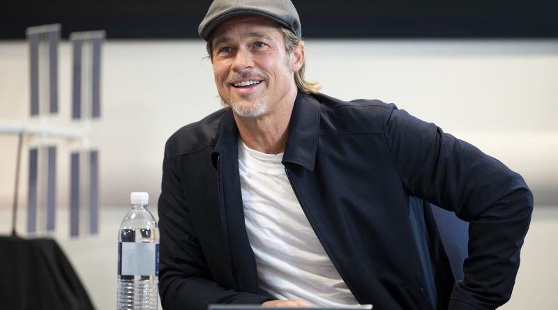 Brad Pitt, der spiller Joe Black, i NASA's Space Operations Center i Washington i 2019