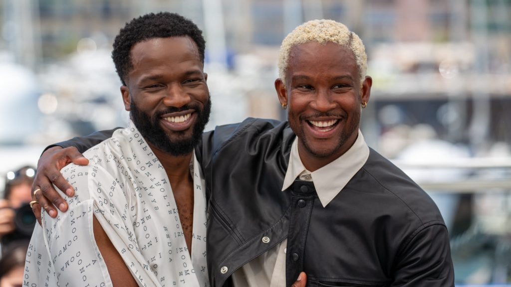 Ṣọpẹ́ Dìrísù, der spiller Jeremy Malcolm i Mr Malcolm's List, og instruktøren Akinola Davies ved en photocall for My Father's Shadow i Cannes i 2025
