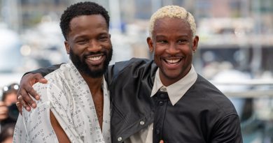 Ṣọpẹ́ Dìrísù, der spiller Jeremy Malcolm i Mr Malcolm's List, og instruktøren Akinola Davies ved en photocall for My Father's Shadow i Cannes i 2025