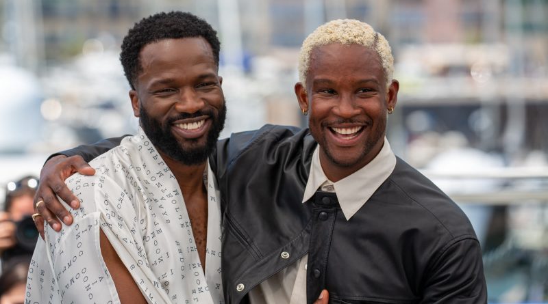 Ṣọpẹ́ Dìrísù, der spiller Jeremy Malcolm i Mr Malcolm's List, og instruktøren Akinola Davies ved en photocall for My Father's Shadow i Cannes i 2025