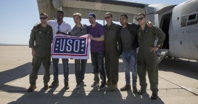 Medvirkende fra NCIS, blandt dem Brian Dietzen, Duane Henry, Sean Murray og Wilmer Valderrama, fotograferet med marinesoldater under en USO-turné på Marine Corps Air Station Miramar i Californien i 2017
