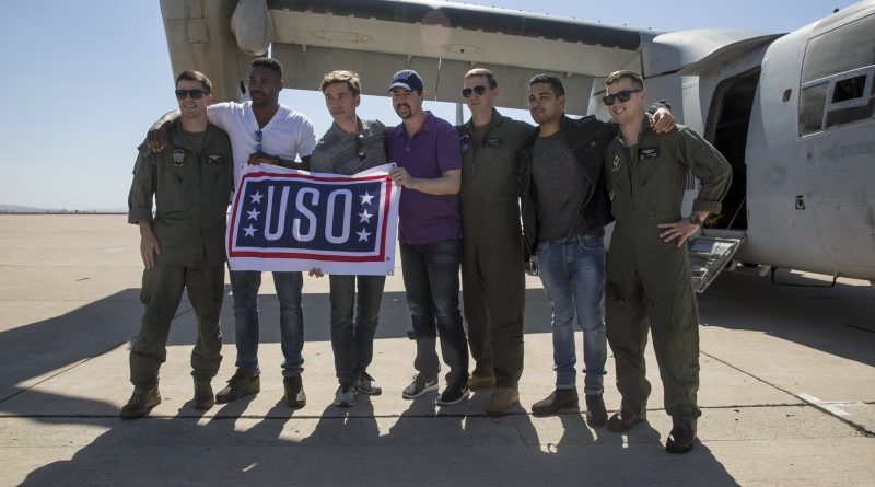 Medvirkende fra NCIS, blandt dem Brian Dietzen, Duane Henry, Sean Murray og Wilmer Valderrama, fotograferet med marinesoldater under en USO-turné på Marine Corps Air Station Miramar i Californien i 2017