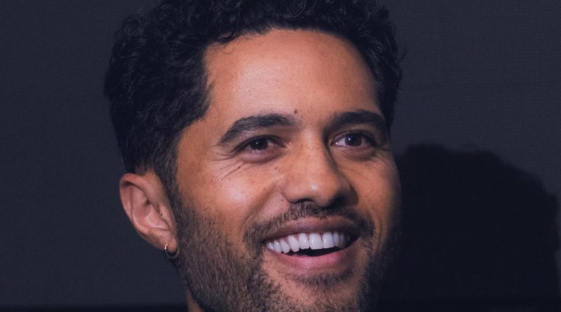 Alex Tarrant, der spiller Kai Holman i NCIS: Hawaiʻi, ved en visning med spørgsmål og svar for DMV i Culver City