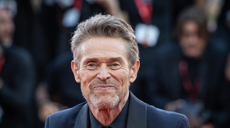 Willem Dafoe, der spiller sergent Elias i Platoon, på den røde løber ved filmfestivalen i Venedig 2024