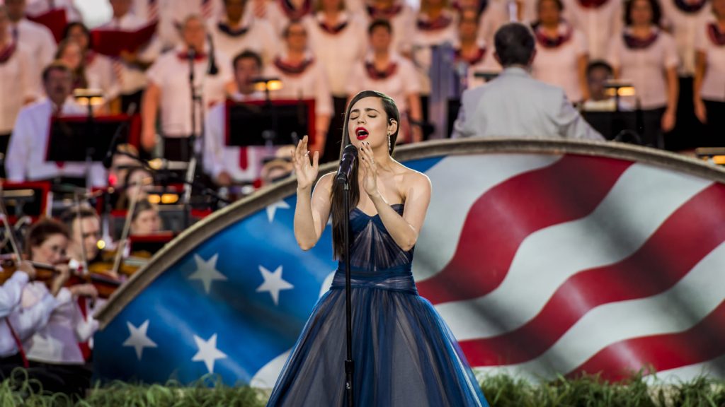 Sofia Carson, der spiller Cassie Salazar i Purple Hearts, synger ved generalprøven på koncerten A Capitol Fourth i Washington, D.C. i 2017