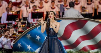 Sofia Carson, der spiller Cassie Salazar i Purple Hearts, synger ved generalprøven på koncerten A Capitol Fourth i Washington, D.C. i 2017
