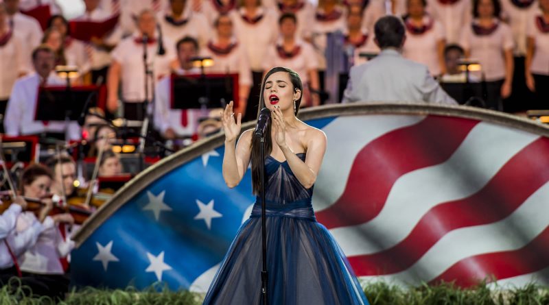 Sofia Carson, der spiller Cassie Salazar i Purple Hearts, synger ved generalprøven på koncerten A Capitol Fourth i Washington, D.C. i 2017