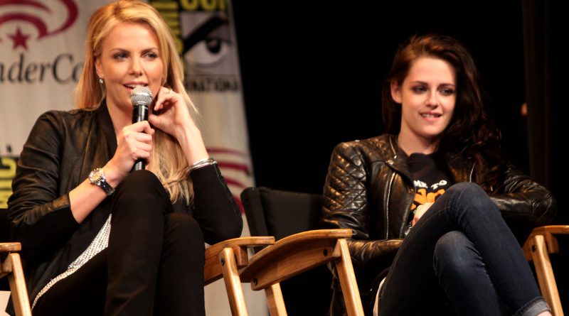 Charlize Theron og Kristen Stewart på scenen ved WonderCon 2012 i Anaheim