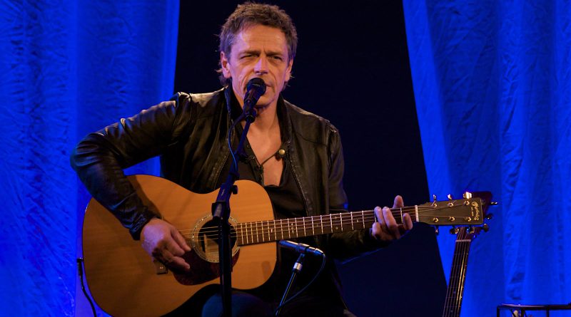 Michael Falch, der spiller Rikkes far i Tarzan Mama Mia, synger og spiller guitar på en scene